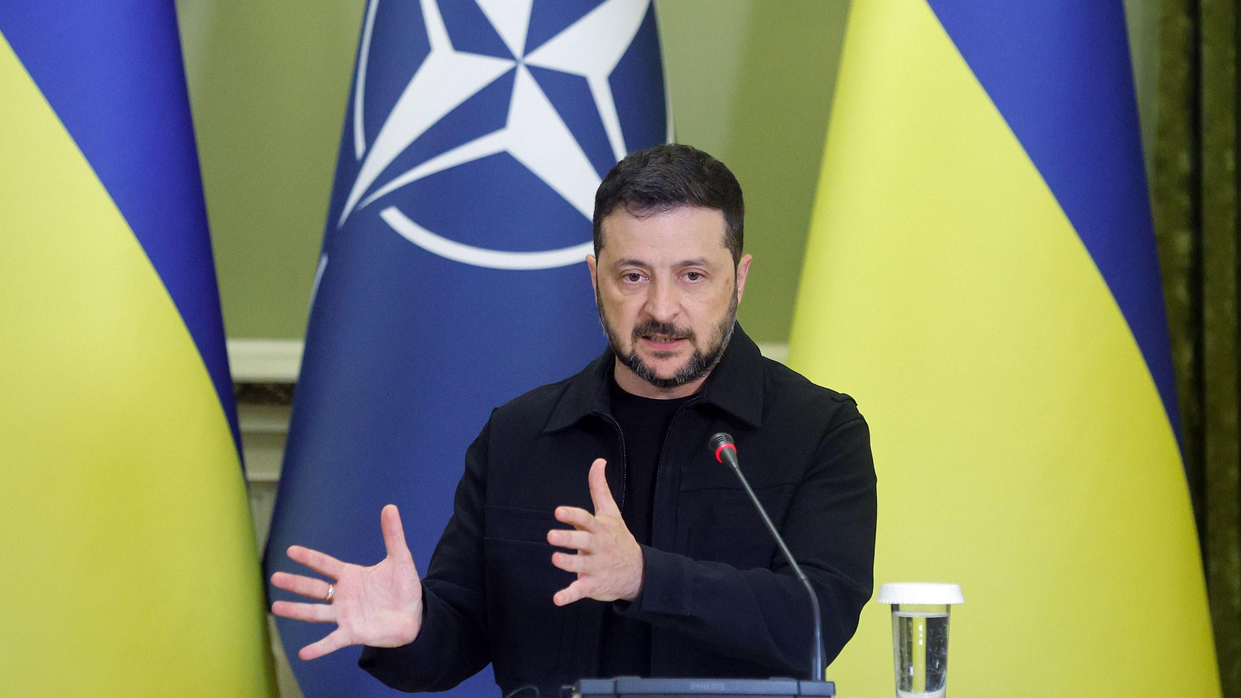 Russia is trying to stop meeting on peace and prolong war, Zelensky says - BBC News