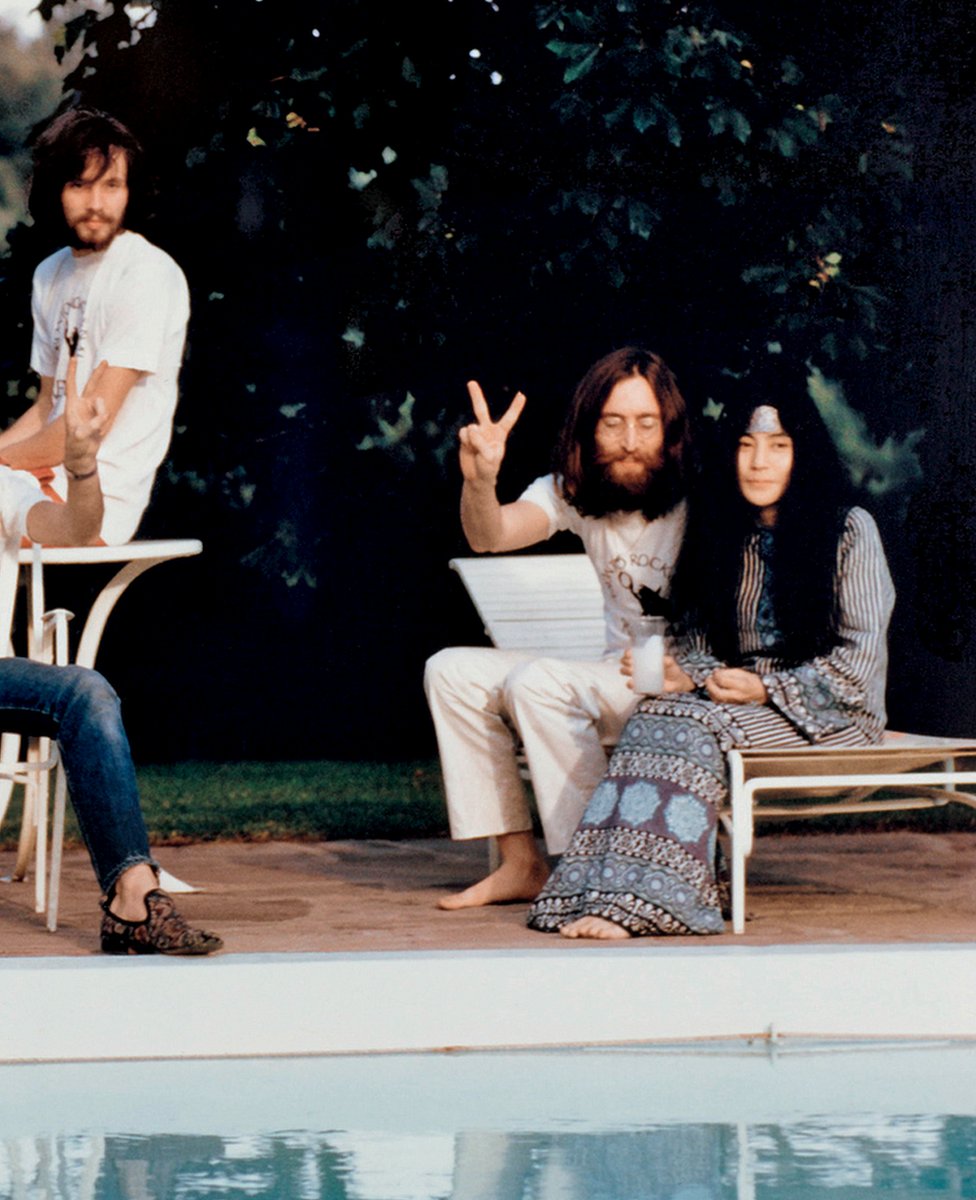 Клаус Вурманн, Джон и Йоко отдыхают у бассейна на следующее утро после шоу в Канаде, 1969 год
