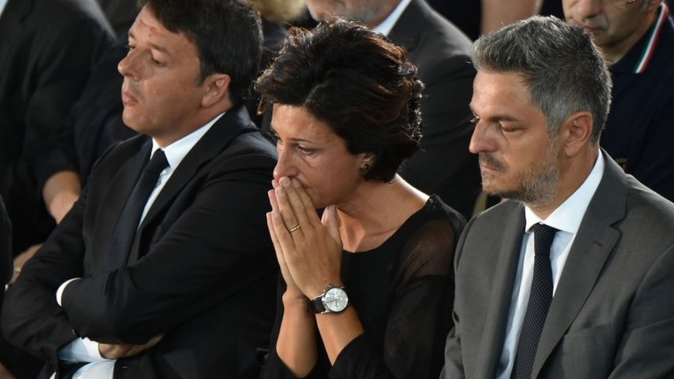 Премьер-министр Италии Маттео Ренци (слева) с женой Агнесе на похоронах жертв землетрясения, 27 августа 2016 г.