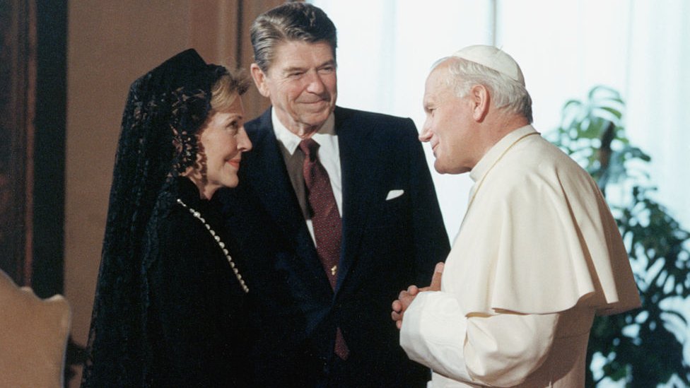 Pope John Paul II greets President Ronald Reagan and First Lady Nancy Reagan
