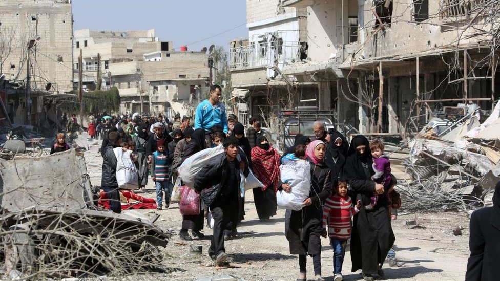 Civiles sirios huyen de Jisreen en 2018.