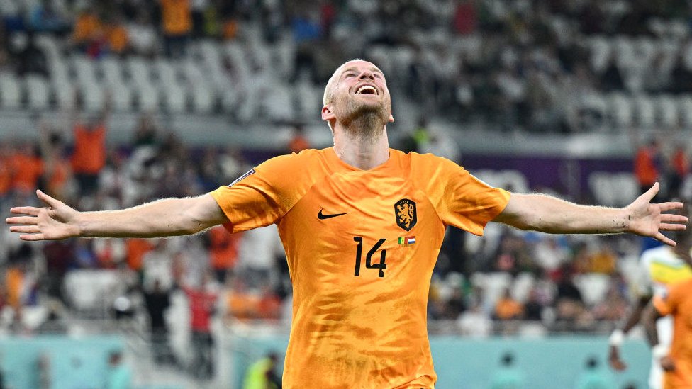El jugador holandés, Davy Klaassen, celebra tras marcar el segundo gol de su equipo durante el partido contra Senegal en el estadio Al Thumama el 21 de noviembre de 2022 en Doha, Qata