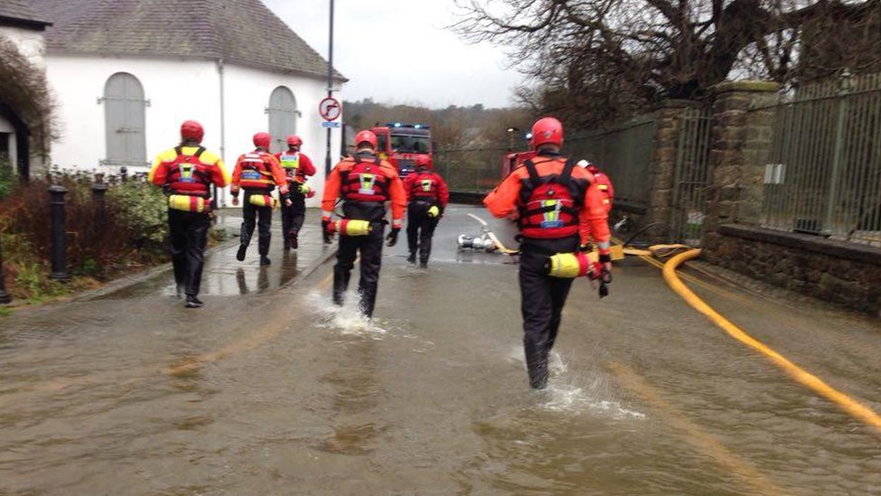 В День подарков команда горных спасателей Абергласлина спасла людей из домов, пострадавших от наводнения, недалеко от замка Бомарис на острове Англси