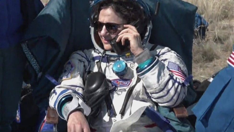 Астронавт НАСА Джессика Меир пользуется телефоном вскоре после приземления космического корабля «Союз МС-15» недалеко от города Жезказган, Казахстан, 17 апреля 2020 года