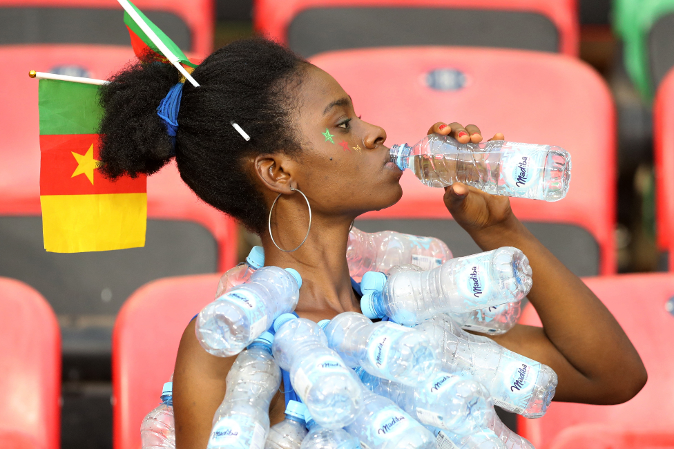 تستضيف البلاد حاليا نهائيات كأس الأمم الأفريقية، بحضور آلاف المشجعين في ملعب العاصمة ياوندي، رغم الطقس الحار