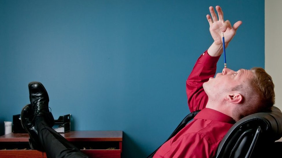 Es importante identificar la razón por la que le estás dando largas al asunto. Un hombre balanceando un lápiz en su nariz