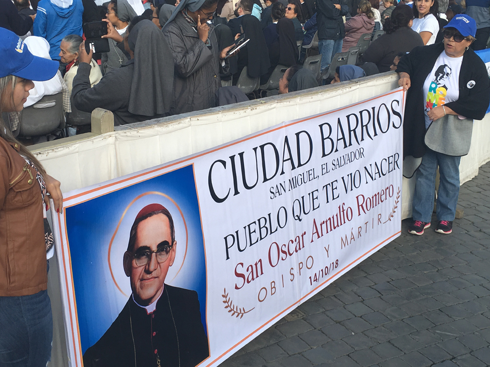 Feligreses salvadoreños en la plaza San Pedro