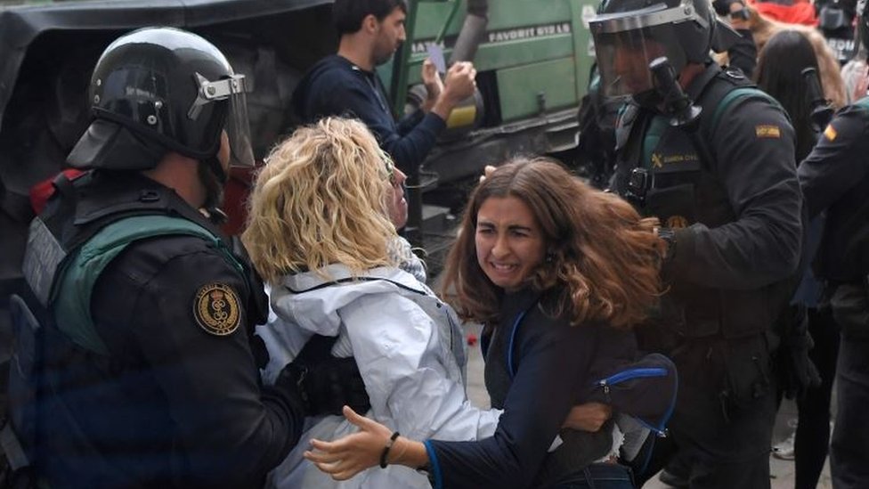 Ante el despliegue de la Guardia Civil española en algunas zonas de Cataluña, se han escuchado consignas como "No tenemos miedo". Mujeres y policías