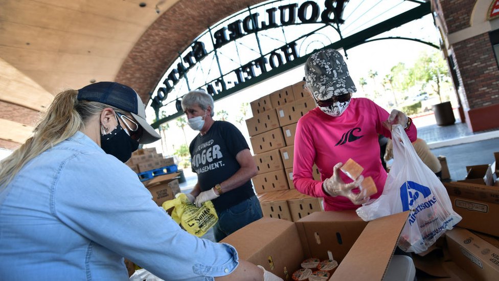 Voluntarios trabajan en un puesto de ayuda alimentaria en Las Vegas.