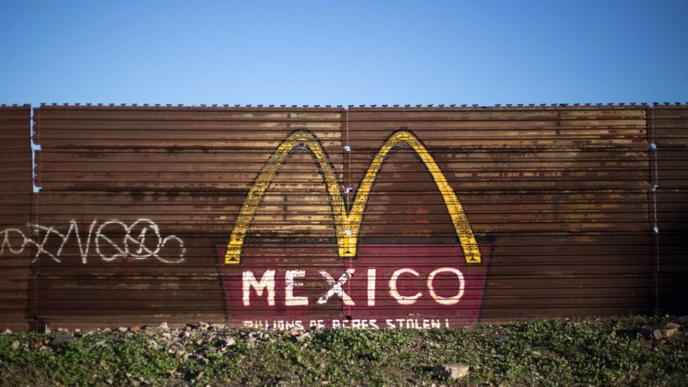 Un pedazo del muro que separa a México del suroeste de EE.UU. con un grafiti del logo de McDonald's y la palabra "México".