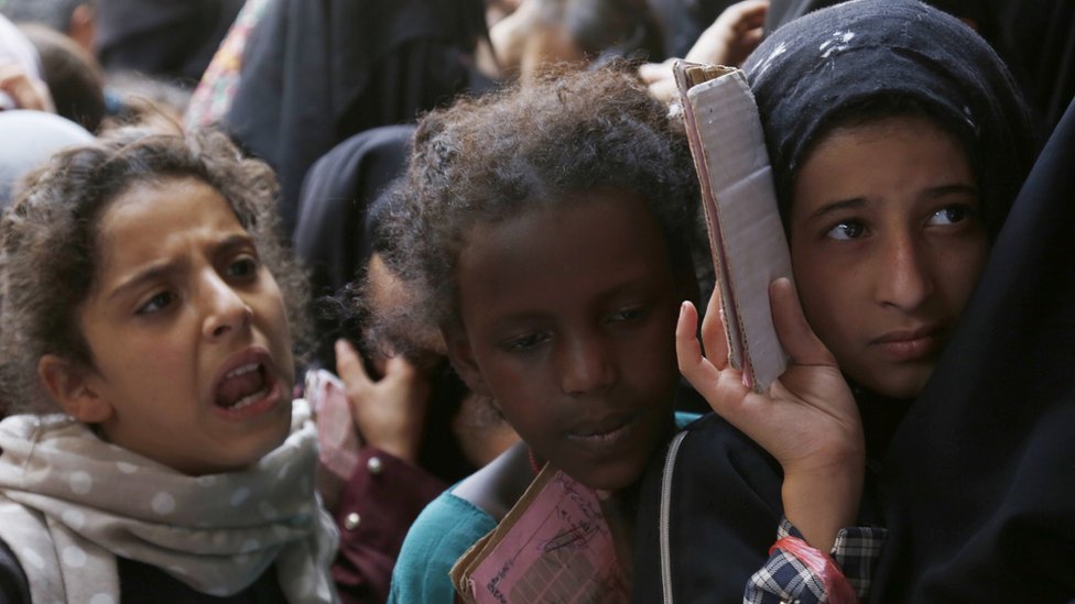 فتيات يمنيات في انتظار طعام توزعه أحد المراكز الخيرية