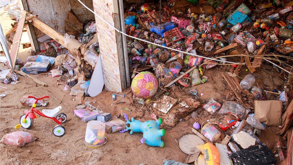 Sebuah toko rusak di Kota Derna, Libia