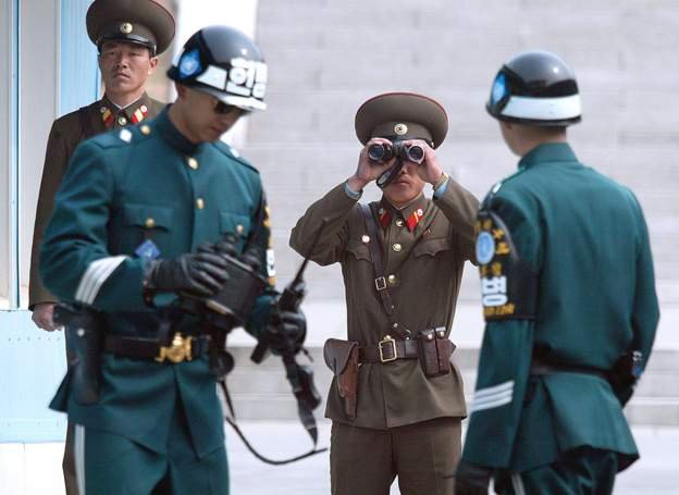 Tentara Korea Utara (berseragam coklat) di kawasan Zona Demiliterisasi (DMZ).