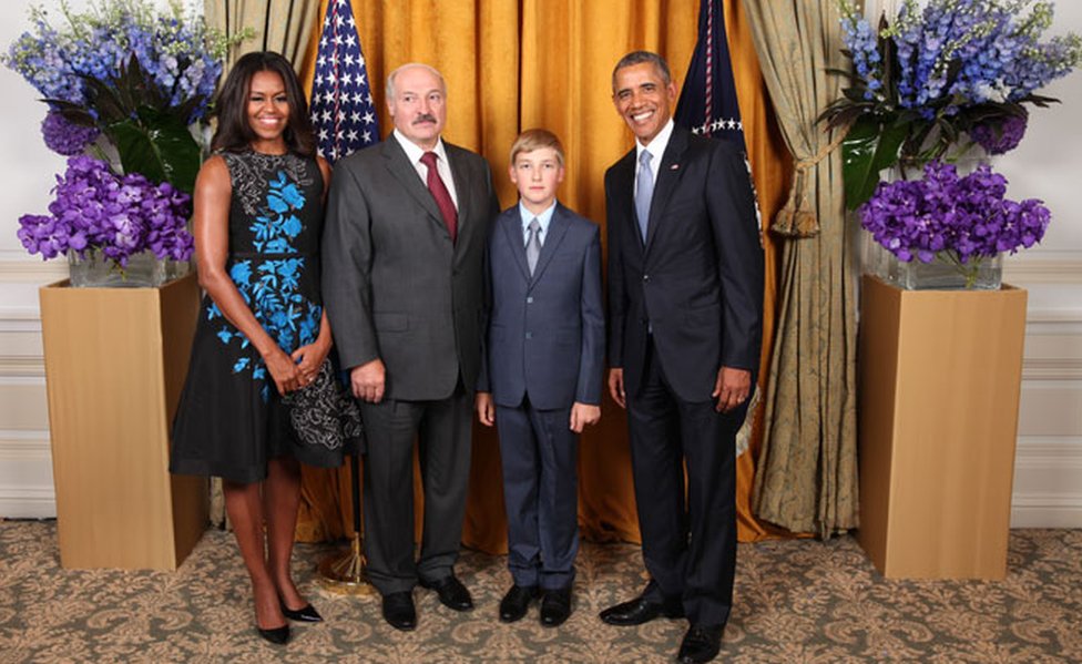 Президент Беларуси Александр Лукашенко и его сын Коля позируют с Обамой на приеме в честь Генеральной Ассамблеи ООН, 28 сентября 2015 г.
