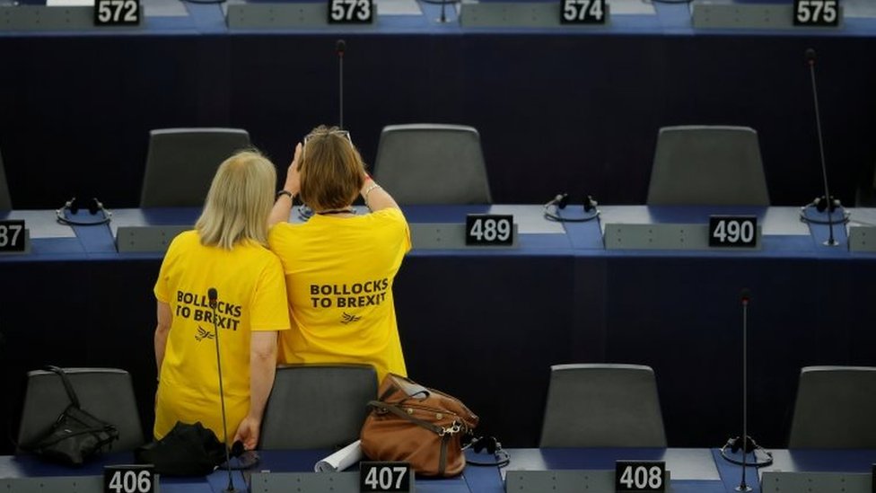 Депутаты Европарламента от либеральных демократов в желтых футболках против Брексита в Европейском парламенте