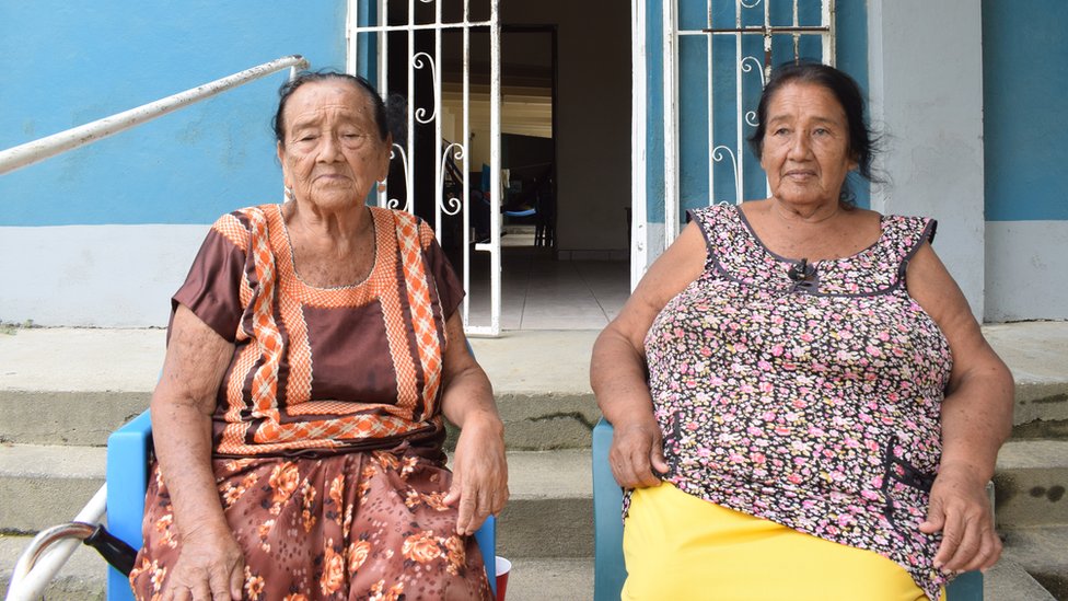 Elba, de 82 años, y su hermana Rosa, de 72, lograron salir a tiempo de su casa durante el temblor, cuando el techo comenzaba a caerse. Elba y Rosa.