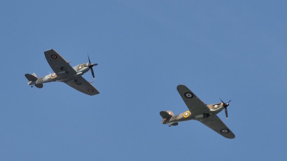 Самолеты Spitfire и Hurricane летают рядом друг с другом