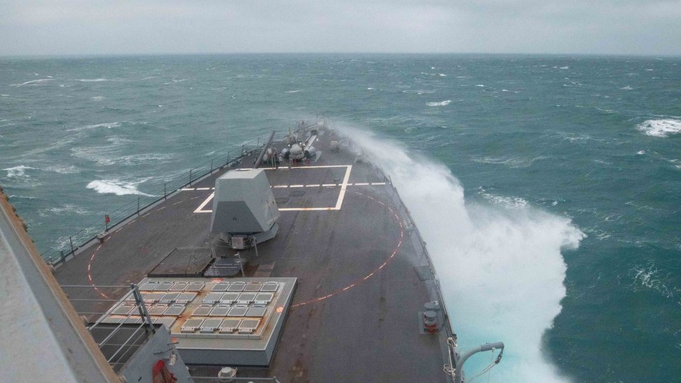 US warship sails through Taiwan Strait