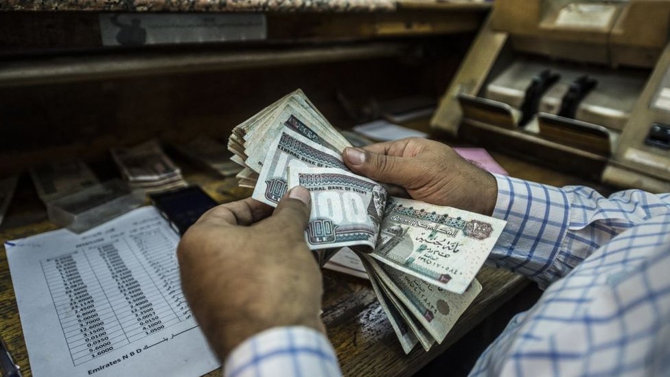 موظف في بنك مصري