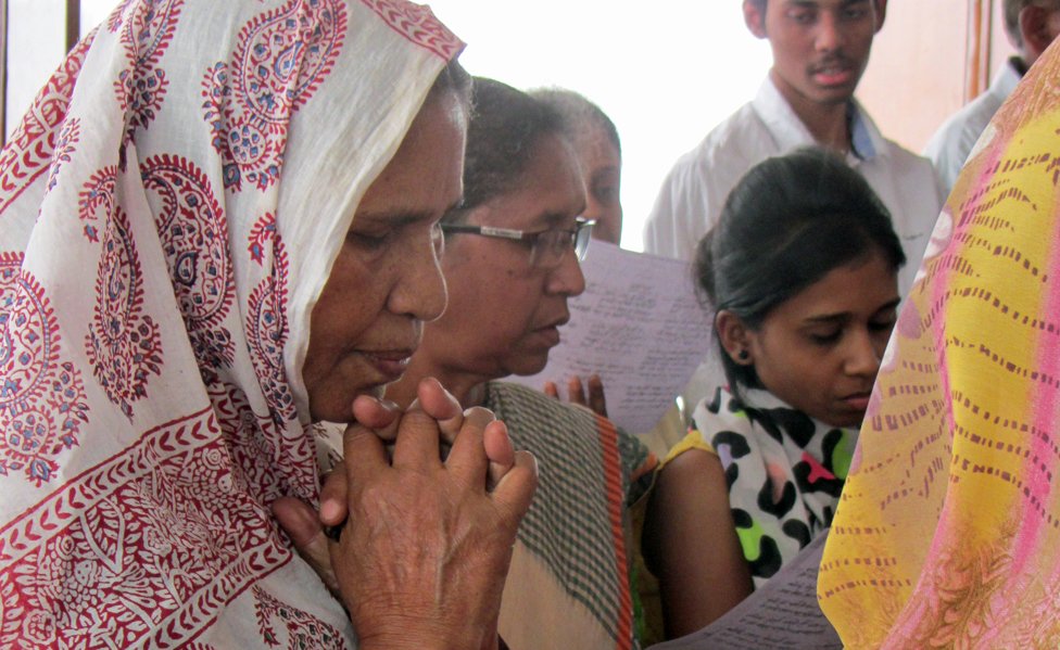Христиане из общины Святого Себастьяна молятся в своем временном месте поклонения в Дели