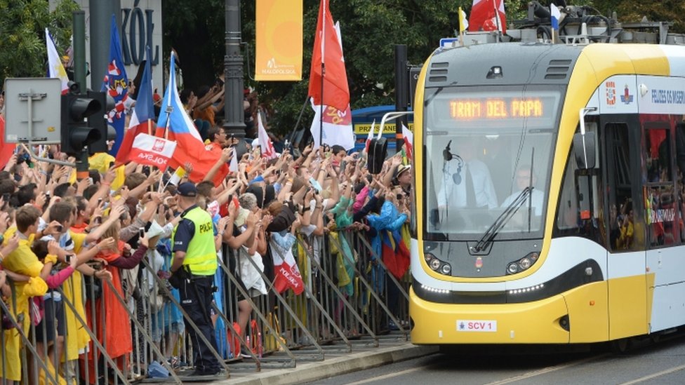 Папа Франциск едет на трамвае в Кракове, Польша