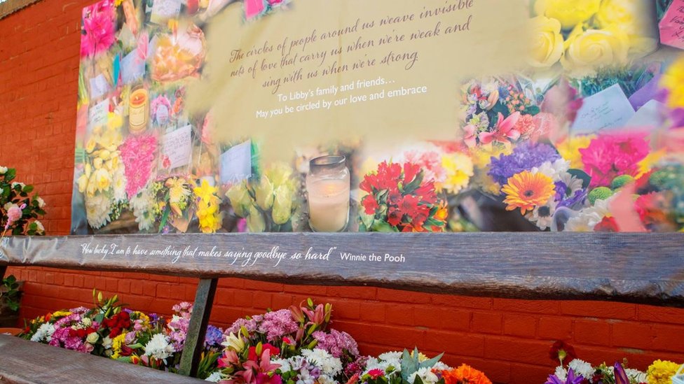 Цветы на скамейке, где в последний раз видели Либби Сквайр
