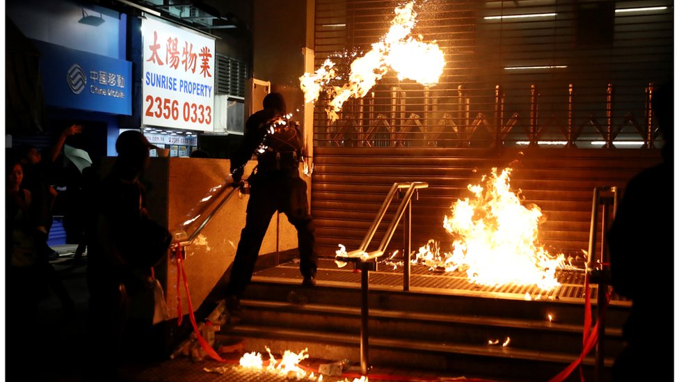 入夜後，激進示威者在紅磡、黃埔附近破壞地鐵站。