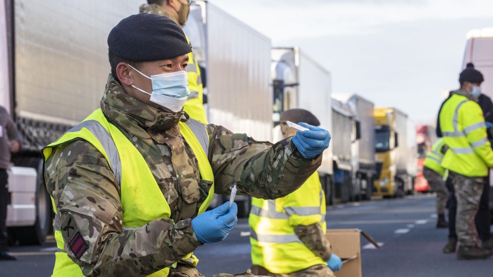 Военнослужащие помогают проверять водителей грузовиков на Covid-19