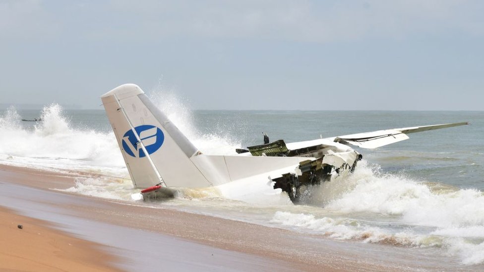 Seis personas resultaron heridas y cuatro más murieron en el accidente. avión.