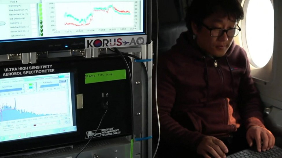Un investigador a bordo de un avión que analiza el aire sobre el Mar Amarillo