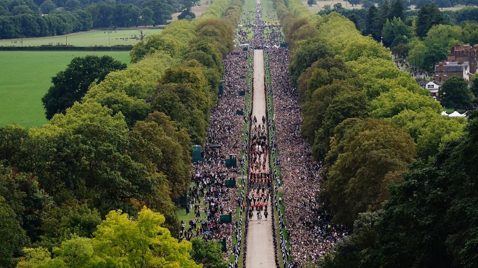 El cortejo fúnebre recorre el Long Walk hacia el Castillo de Windsor