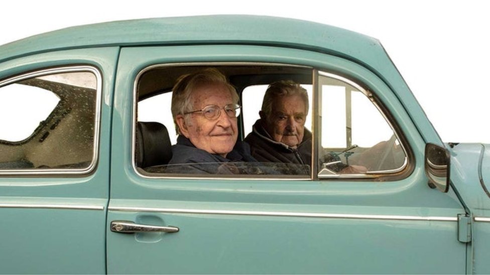 José Mujica y Noam Chomsky en un auto