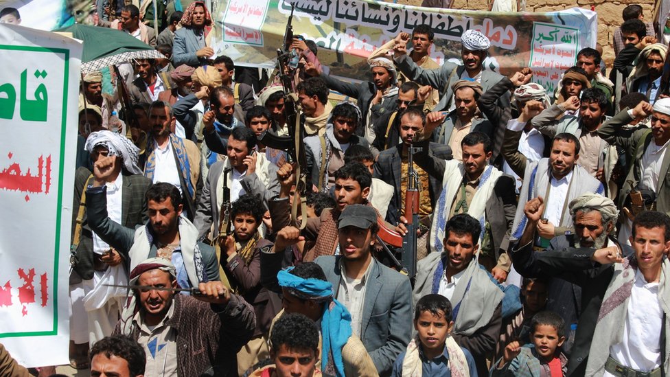 Сторонники хуситов в Сааде поднимают винтовки и выкрикивают лозунги в знак протеста против воздушного удара возглавляемой Саудовской Аравией коалиции по Дахайану, Йемен (5 сентября 2018 г.)