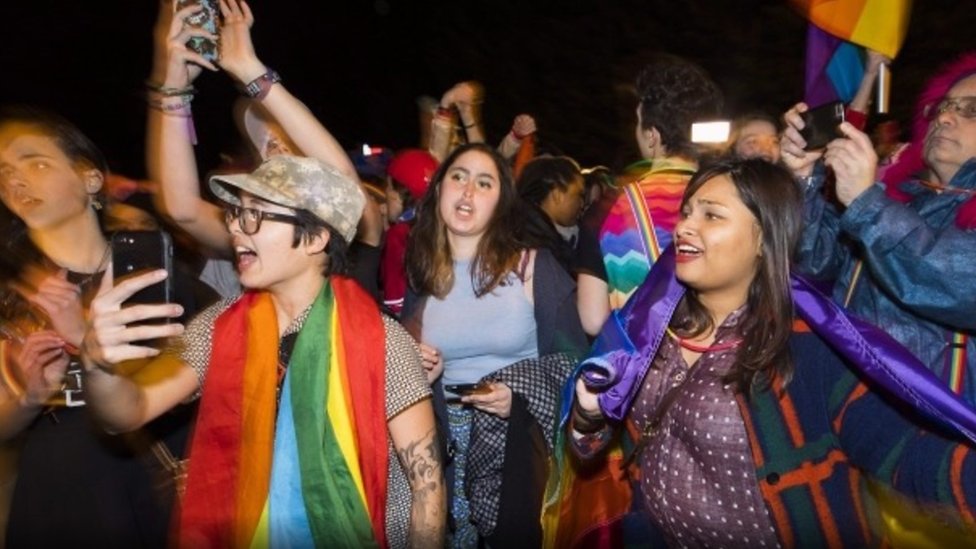 مئات يحتجون على تاريخ السيدة بنس في معاداة المثليين