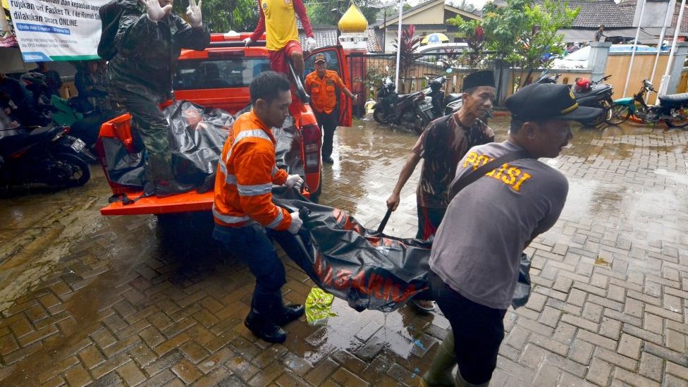 Equipos de emergencia rescatando heridos.