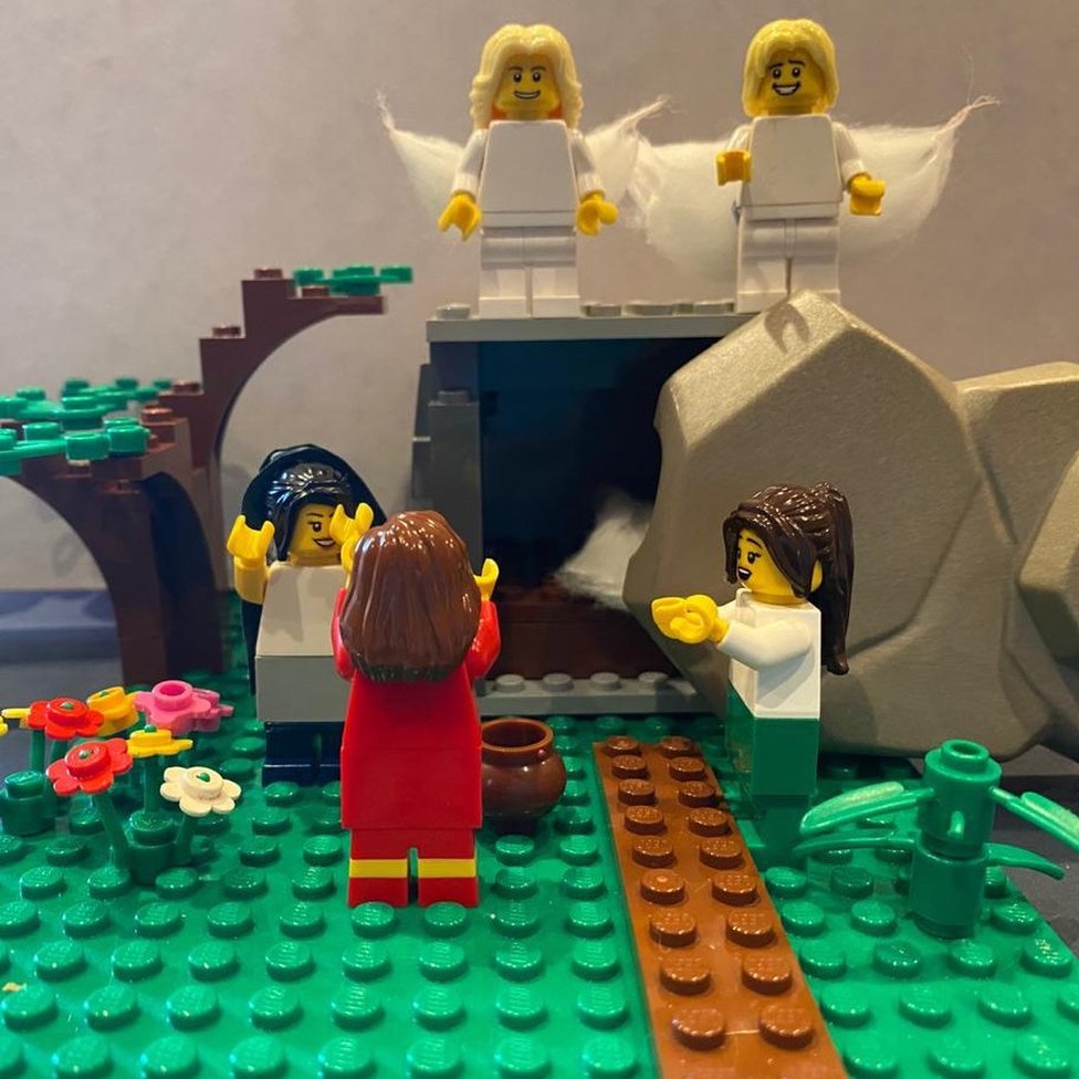 Сцена воскрешения, изображенная с помощью Lego