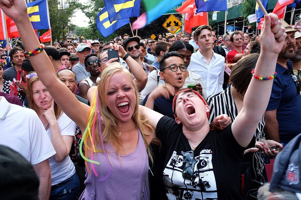 Gente celebra durante una manifestación frente a Stonewall Tavern en el West Village de Nueva York el 26 de junio de 2015 la histórica decisión de la Corte Suprema de EE.UU. sobre el matrimonio igualitario.