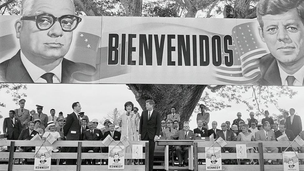 Jacqueline y JF Kennedy en un evento en Venezuela