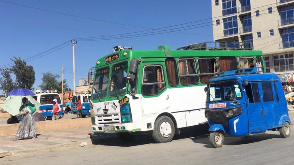 Автобус и тук-тук в Мекелле, Эфиопия - ноябрь 2020 г.