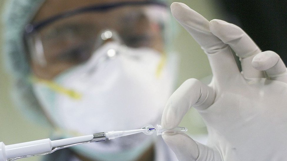 Los médicos realizaron exámenes de todo tipo al personal de la embajada. Los médicos realizaron exámenes de todo tipo al personal de la embajada.