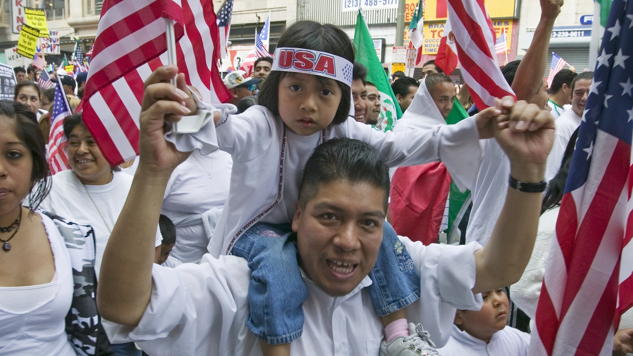 Un hombre y una niña en una marcha de inmigrantes mexicanos en EE.UU.