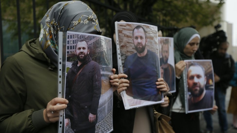 Протестующие держат фотографии убитого чеченца у посольства Германии в Тбилиси