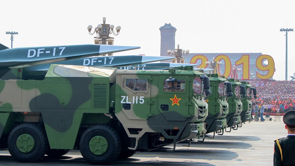 Vehículos de armas hipersónicas de China en un desfile en Pekín en 2019