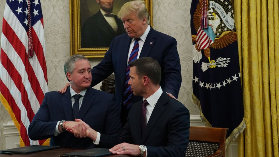 Donald Trump junto a Kevin McAleenan, el encargado del departamento de Seguridad Nacional de EE.UU.; y el ministro del Interior de Guatemala, Enrique Degenhart.
