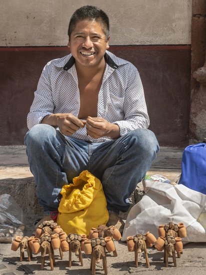 Hombre mexicano artesano