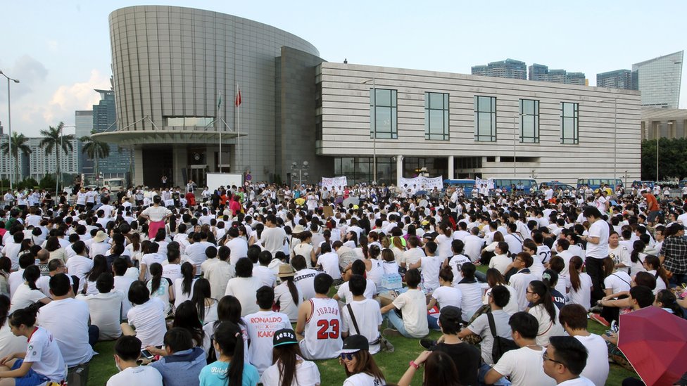 澳門5.27「反離補」集會群眾在立法會大樓外草坪靜坐（27/5/2014）