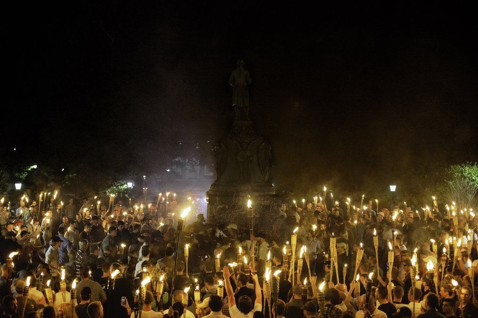 Белые националисты собираются у подножия статуи Томаса Джефферсона в кампусе UVA