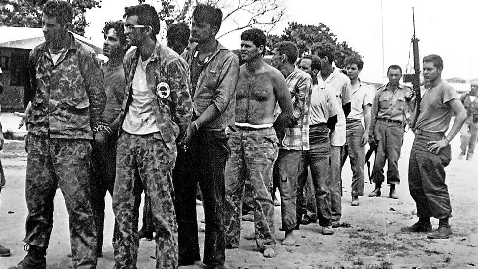 Anticastristas prisioneros en Bahía Cochinos