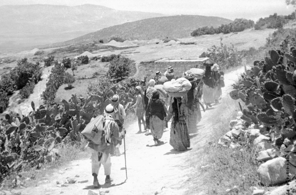 Palestinos huyendo de la guerra.