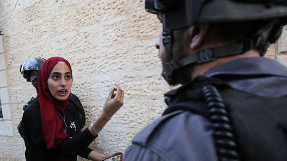 İsrail polisiyle tartışan Filistinli bir kadın